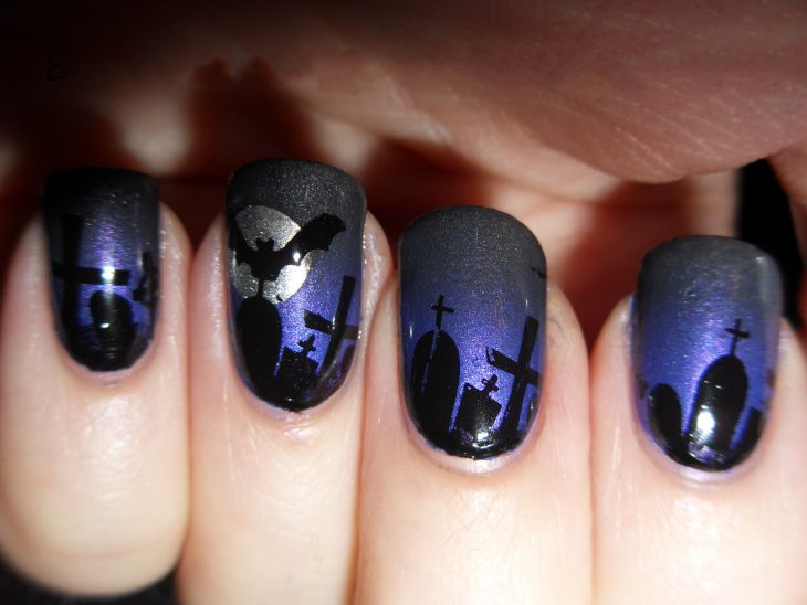 Uñas para halloween con diseño de cementerio 