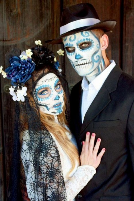 pareja disfrazada calavera