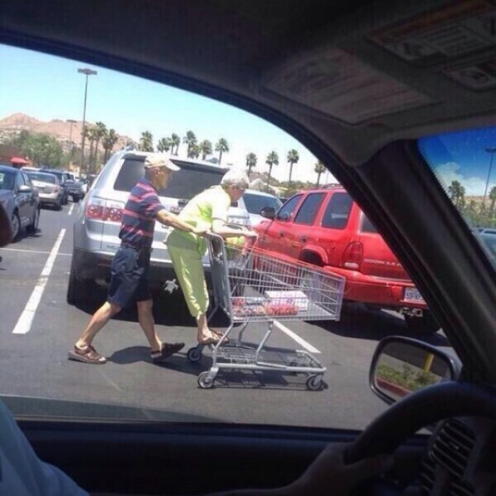 Pareja de ancianos jugando en el supermercado 