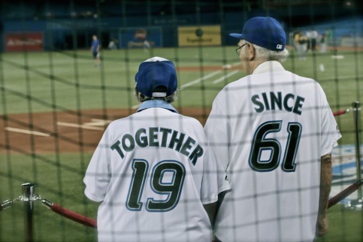 Pareja de ancianos con playeras de juntos desde... 