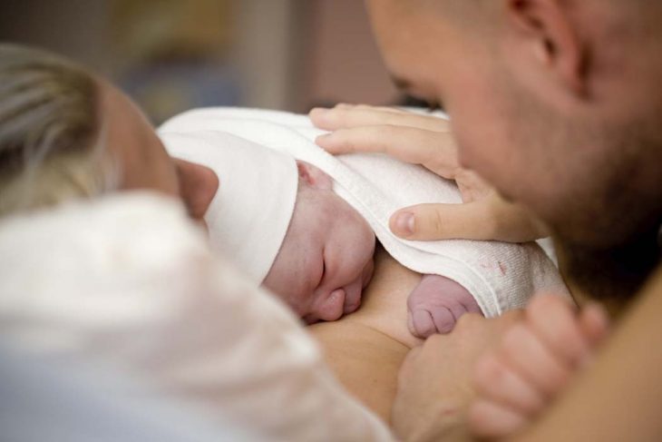 recién nacido con sus papás