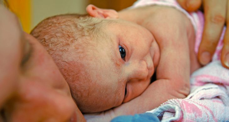 Bebé recostado en el pecho de su mamá