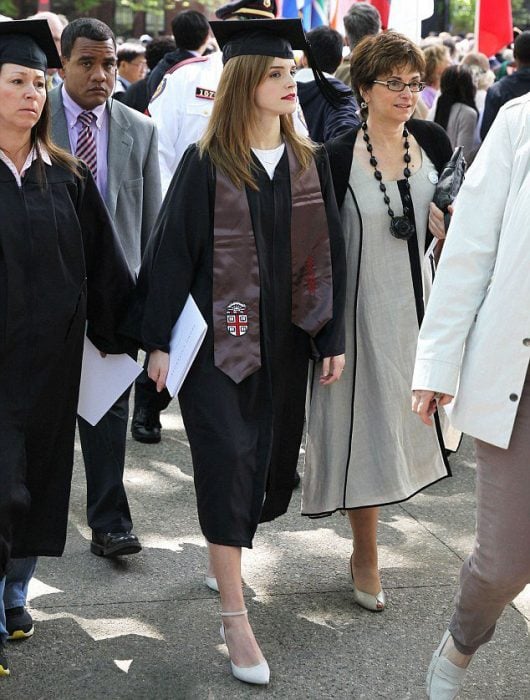 Emma Watson y su madre el día de su graduación