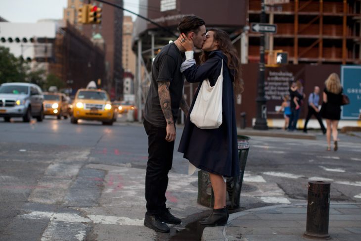 Pareja dándose un beso en la calle 