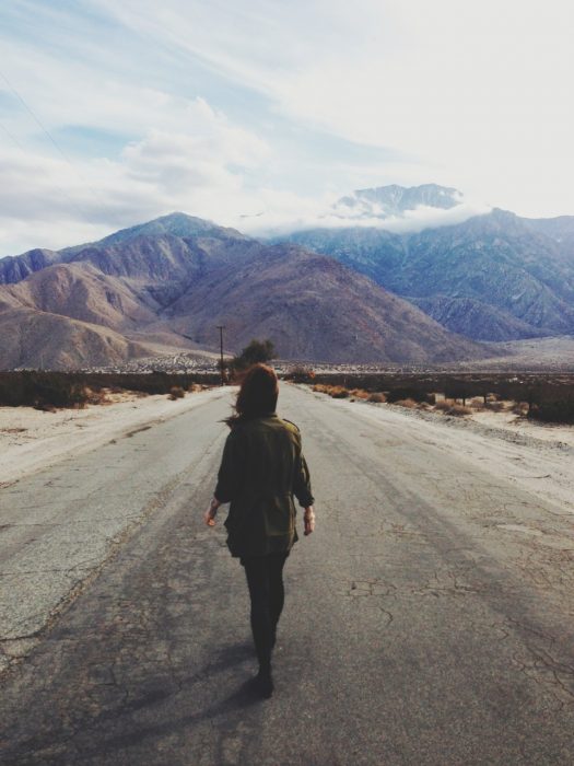 Chica caminando carretera 