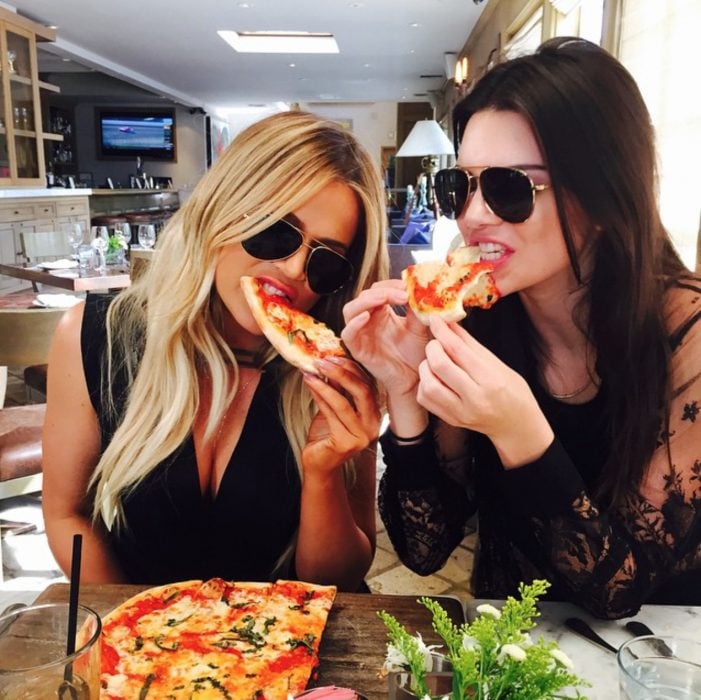Chicas comiendo pizza 