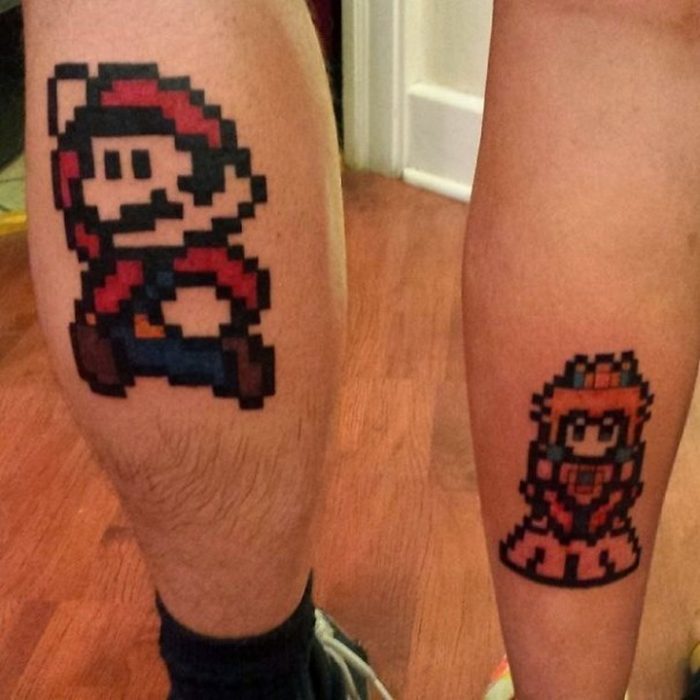 Pareja mostrando sus tatuajes de mario bross y la princesa