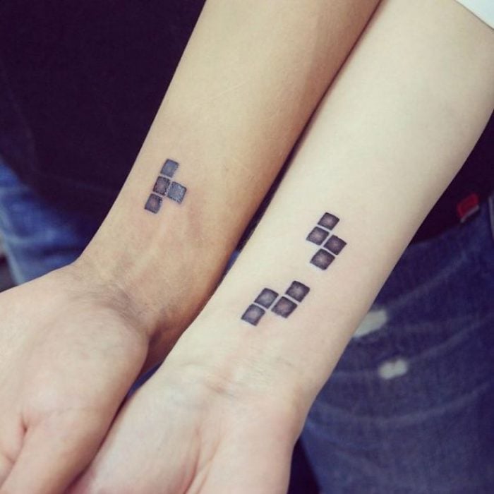 pareja mostrando sus tatuajes de tetris 