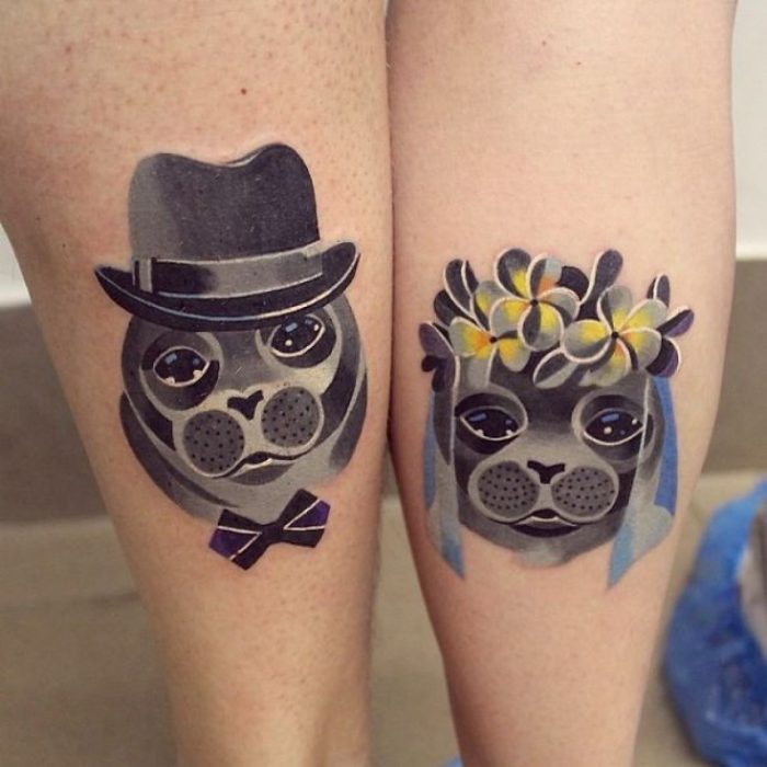 pareja mostrando sus tatuajes de perritos 