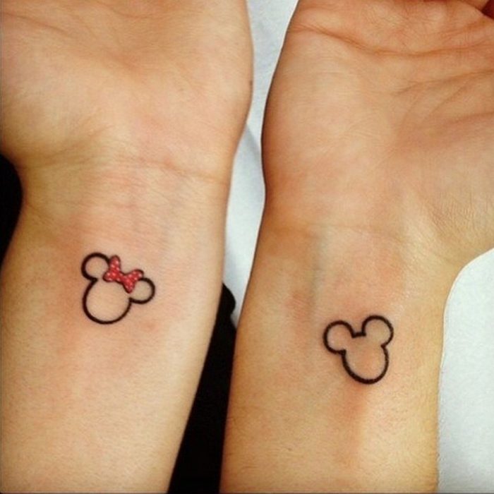 pareja mostrando sus tatuajes de disney