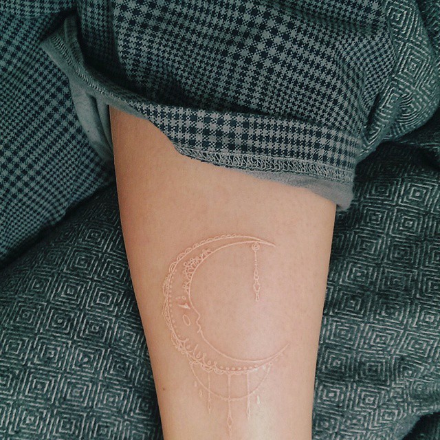 tatuaje de luna hecho con tinta blanca 