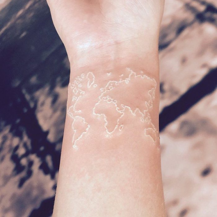 Tatuaje de mapa con tinta blanca