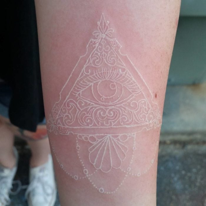 Tatuaje oriental hecho con tinta blanca