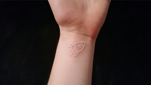 Tatuaje de cohete hecho con tinta blanca 