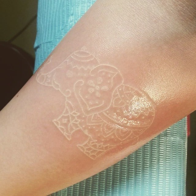 tatuaje de un elefante con tinta blanca 