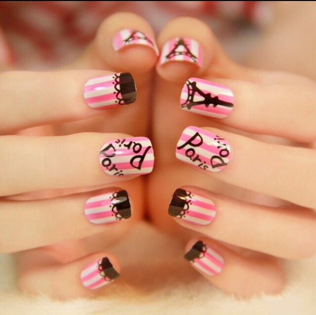 Estilo de uñas parisino color rosa con lineas blancas y negras 