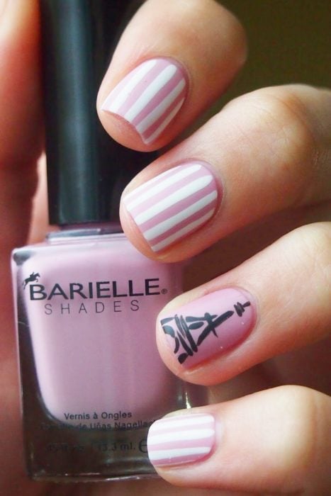 Estilo de uñas parisino en color rosa con lineas blancas 