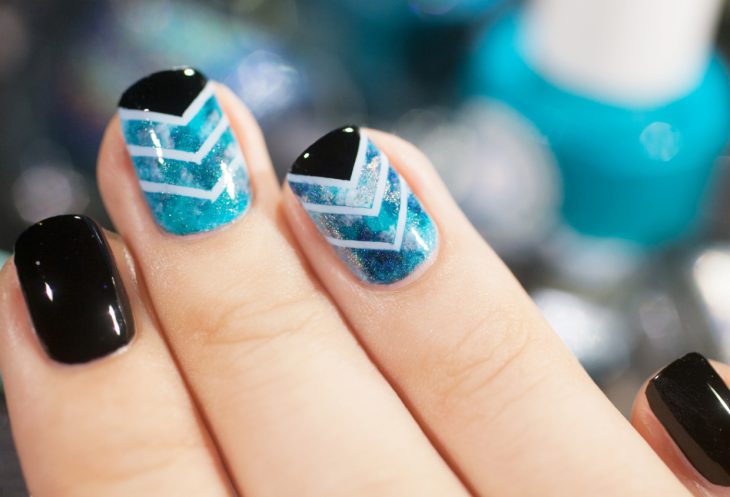 Uñas cósmicas azul con negro y rayas