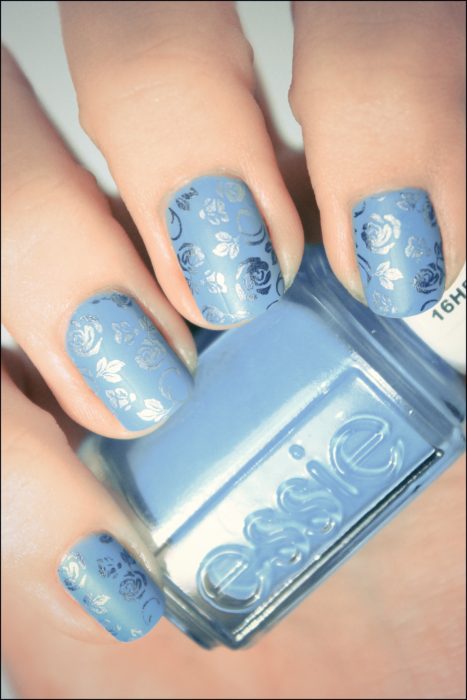 Uñas metalicas azul con diseños de rosas 