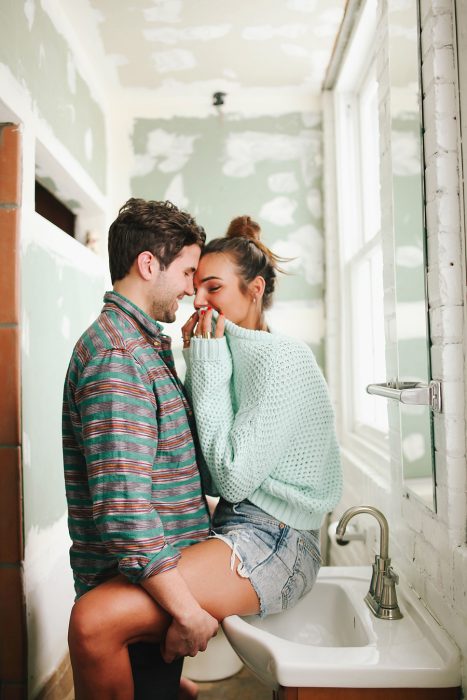 Pareja de novios sentados abrazándose 