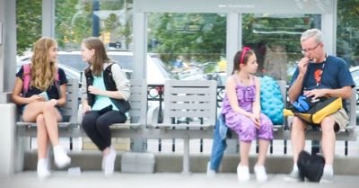 Este video muestra el lado humano de la sociedad, cuando una niña es víctima de bullying. ¿Tú qué harías?