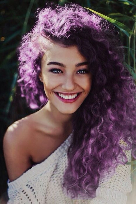 Chica con el cabello chino en color morado 