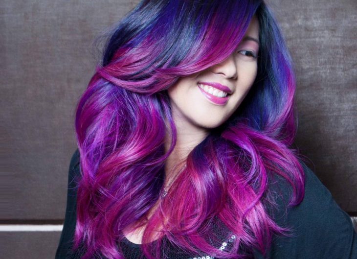 Chica con el cabello morado, rosa y azul 