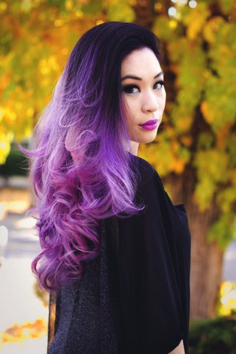 Chica con el cabello morado y negro 