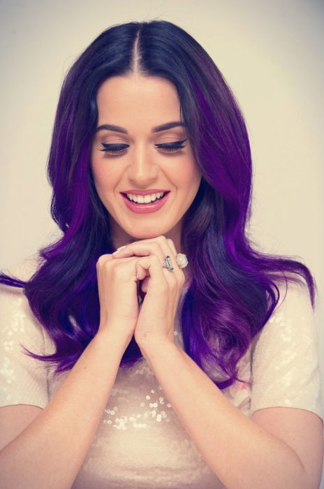 Katy perry con el cabello color morado 