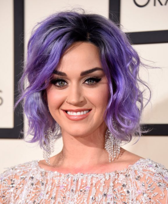 Katy perry con el cabello corto y de color morado 