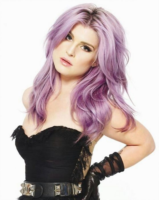  Kelly Osburne con el cabello color morado