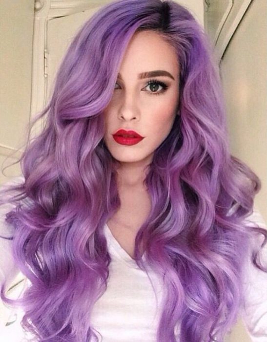 Chica con el cabello morado peinado con ondas