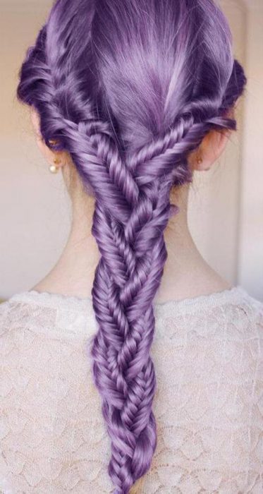 Chica con el cabello morado en una trenza