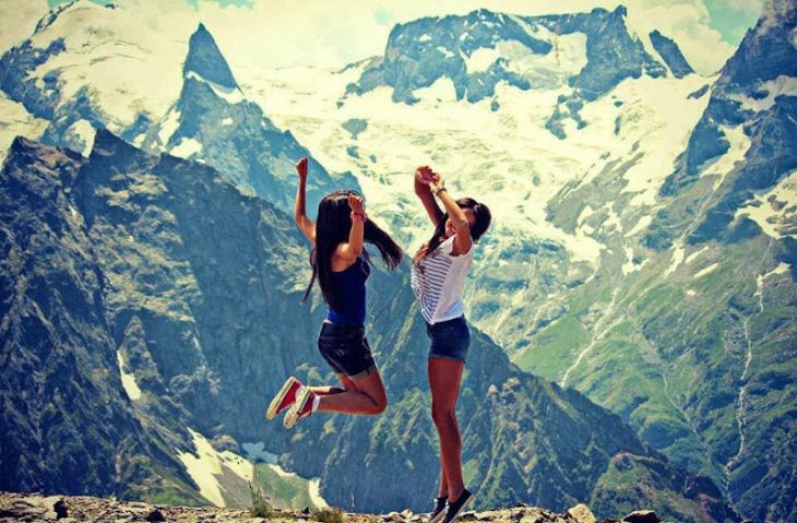 chicas saltando en una montaña