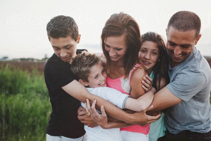 familia abrazados