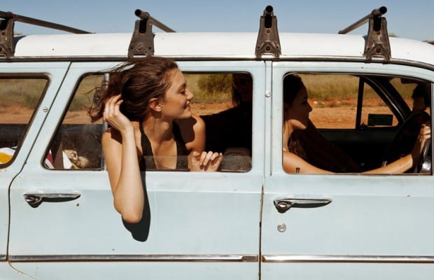 chicas viajando en camioneta vieja
