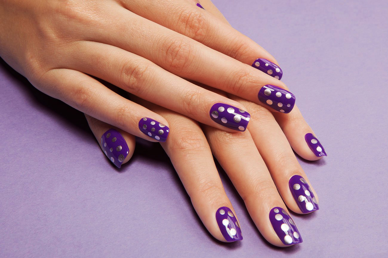 15 Diseños para lucir unas elegantes uñas color morado