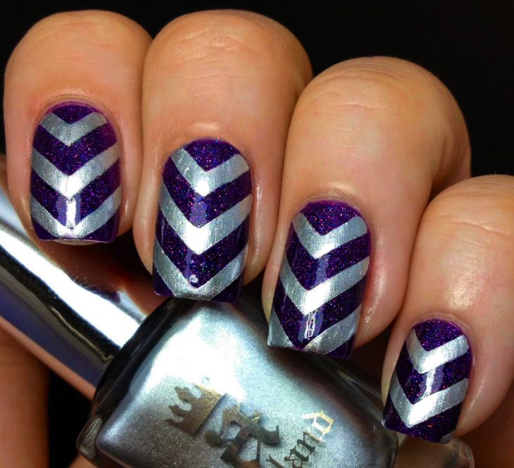 Diseño de uñas color morado con lineas color plateado 