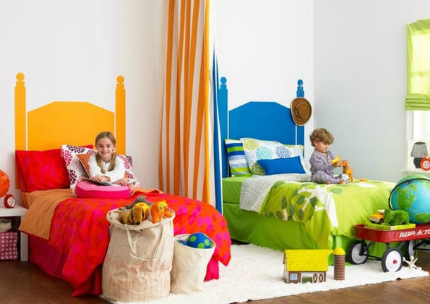cuarto de niño y niña con edredones de color verde y rosa 