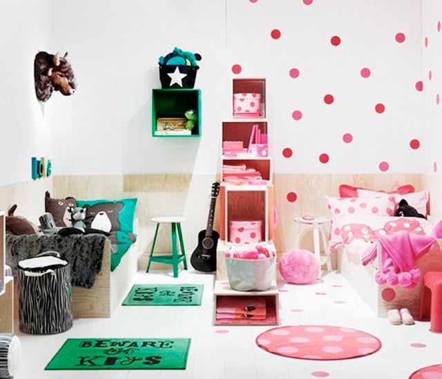 Diseño de cuarto para niño y niña dividido por cajas para guardar materiales 