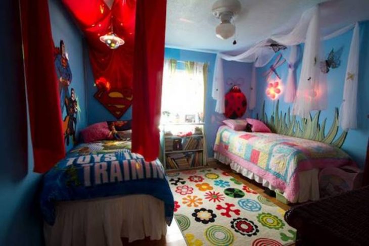 Cuarto para niño y niña decorado con telas en color rosa y rojo y con los personajes favoritos de caricaturas 