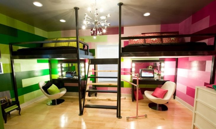 camas para niño y niña en forma de literas y con edredones rosa y verde en el mismo cuarto 