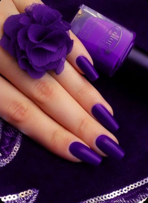 Diseño de uñas color morado 