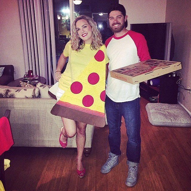 pareja disfrazada de rebanada de pizza y repartidor 
