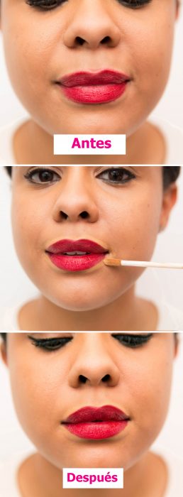 Chica aplicándose corrector al rededor de los labios 