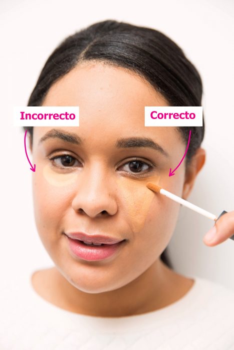 Chica aplicándose corrector de una manera indicada 