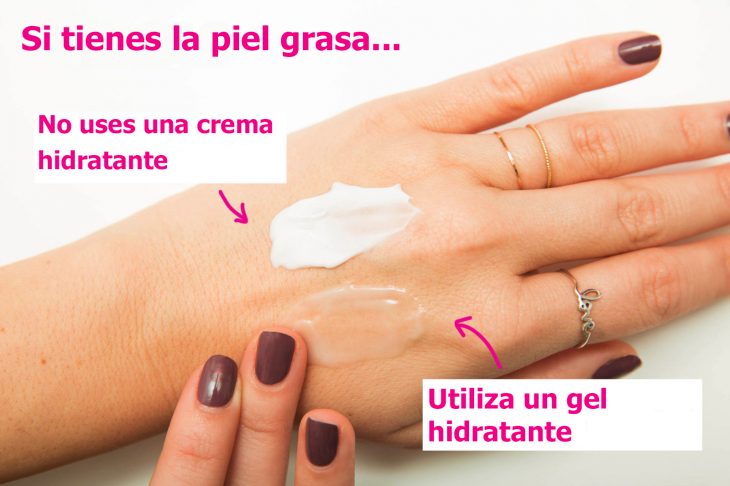 Mano de una chica con una descripción de como se debería aplicar la crema hidratante en un cutis graso