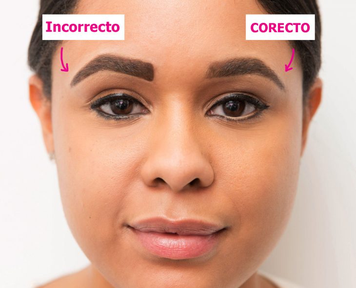 Chica mostrando la forma correcta de dibujar las cejas 