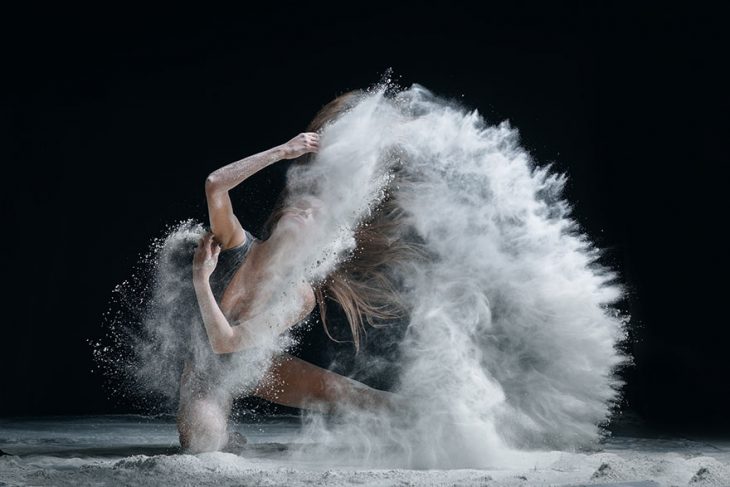 Alexander Yakovlev fotógrafo que captura a bailarinas usando harina