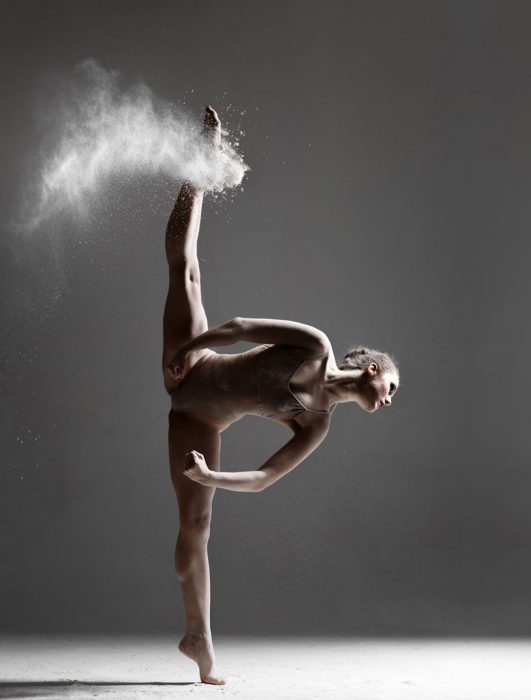 Alexander Yakovlev fotógrafo que captura a bailarinas usando harina